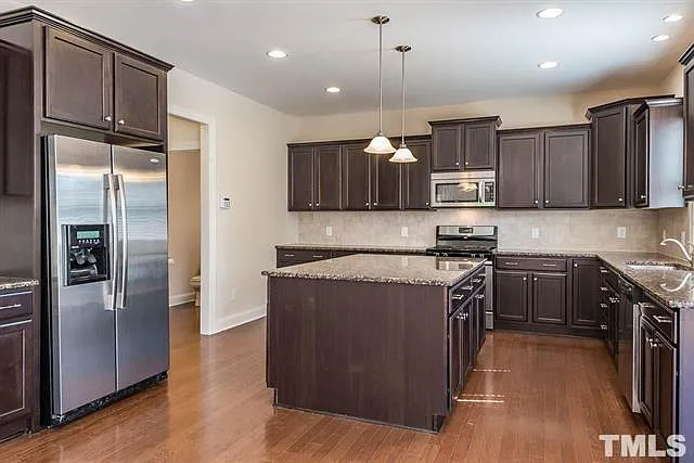 726 Weavers Ridge Dr — Photo 3