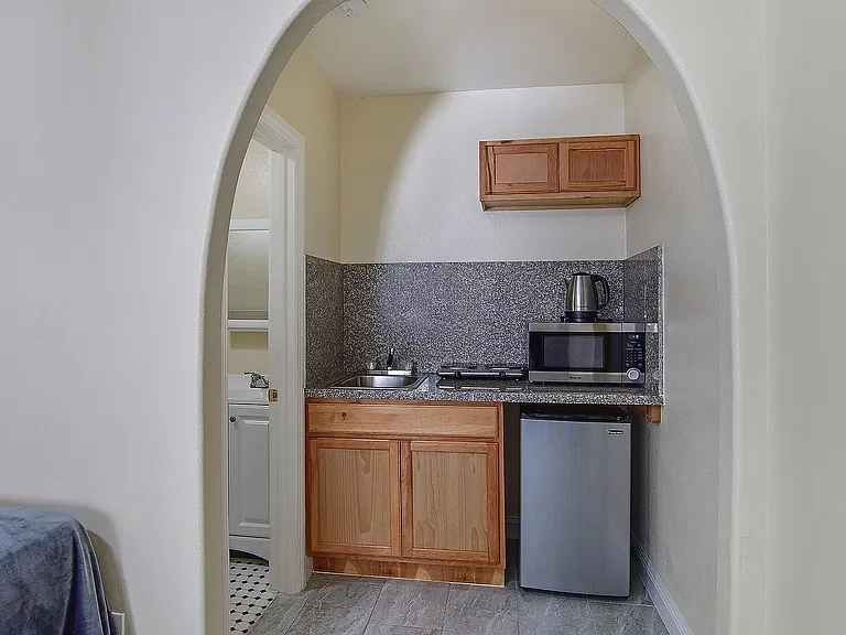 West Adams Studio Apartments — Photo 18