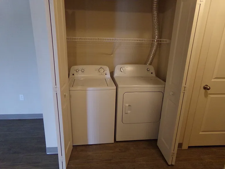 Crossroads Apartments — Photo 40