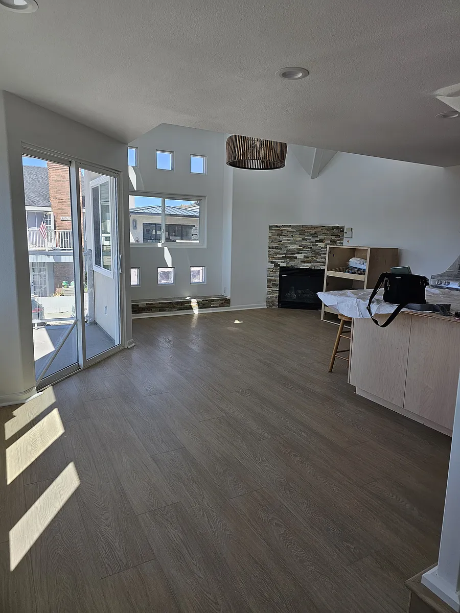 Front room with open plan kitchen - 206 1/2 30th St