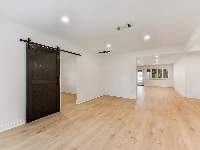 5946 Valkeith Dr — Photo 17