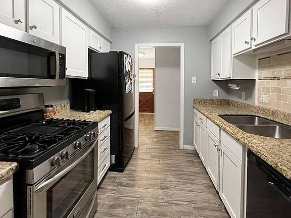 4th image of 3106 Lodgepole Dr