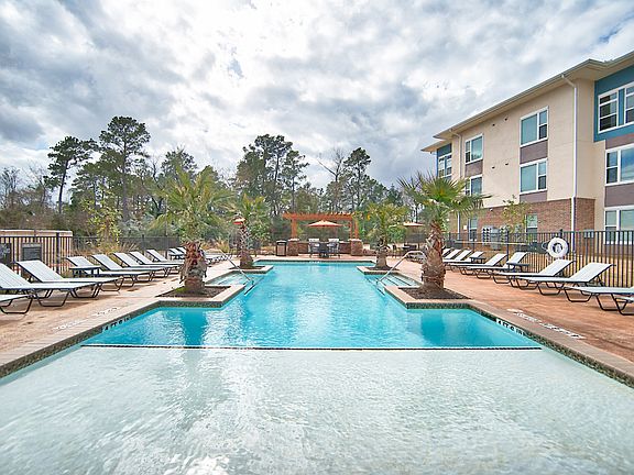 Enjoy fun in the sun at Encore at Westfork!