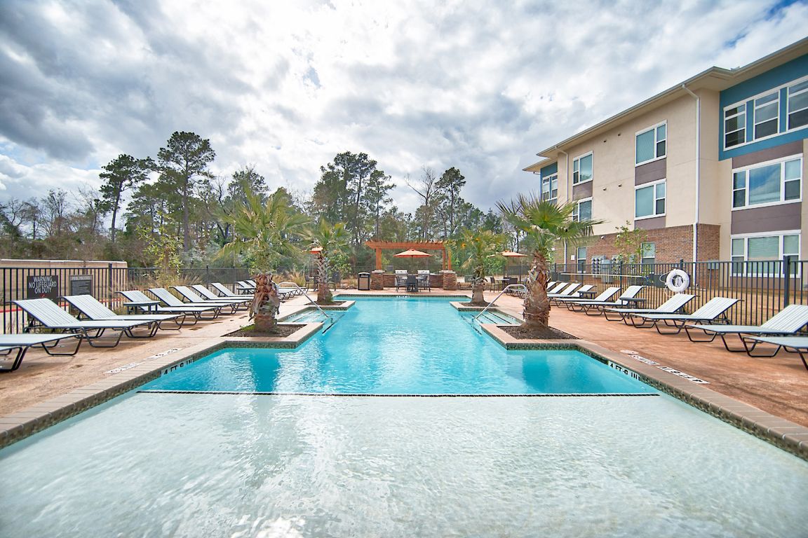 Pool w/ Sun Shelf