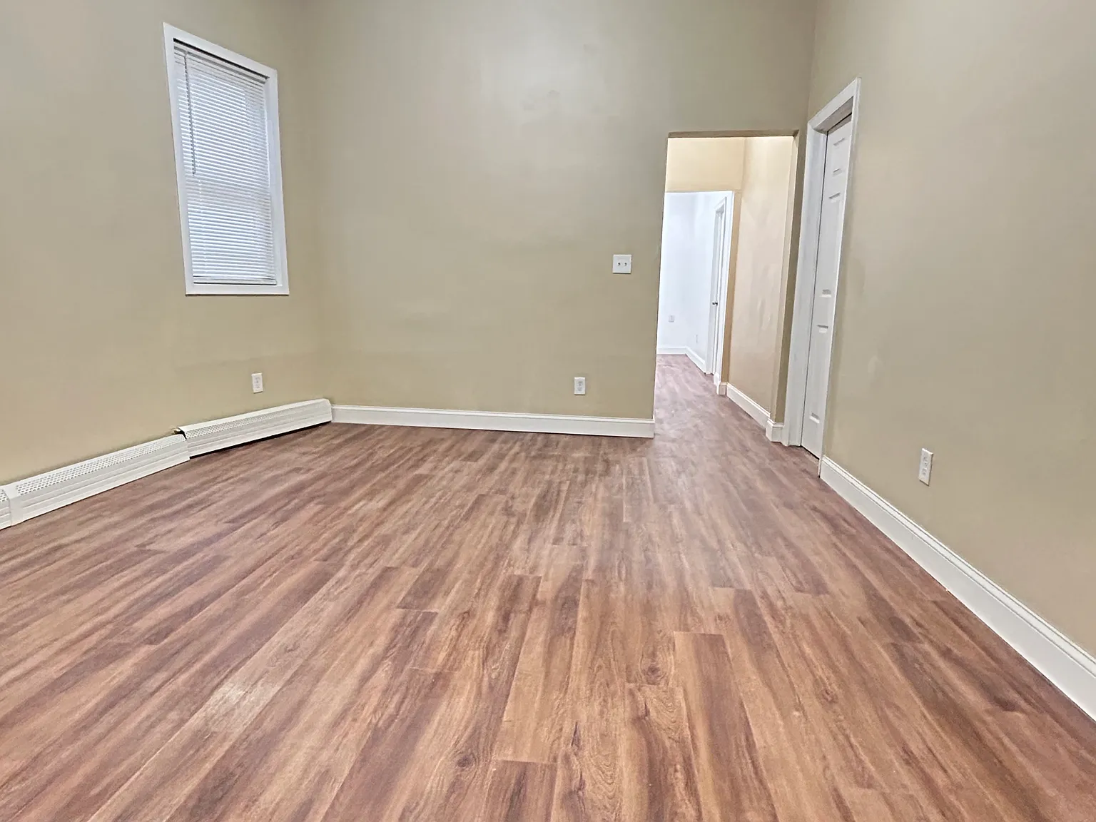 3 bed, 1000 sqft, $2,100 — Photo 4