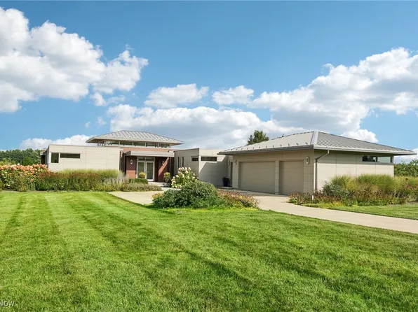 16901 Haskins Rd, Chagrin Falls, OH 44023