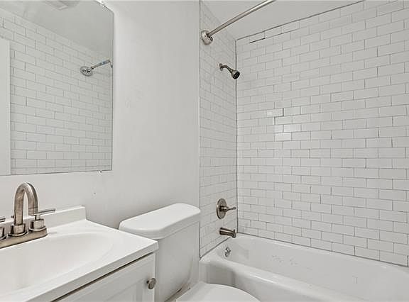 5th image of 807 Bourbon St #3-1C