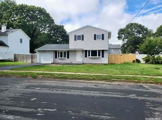 28 Janice Ln, Selden, NY 11784