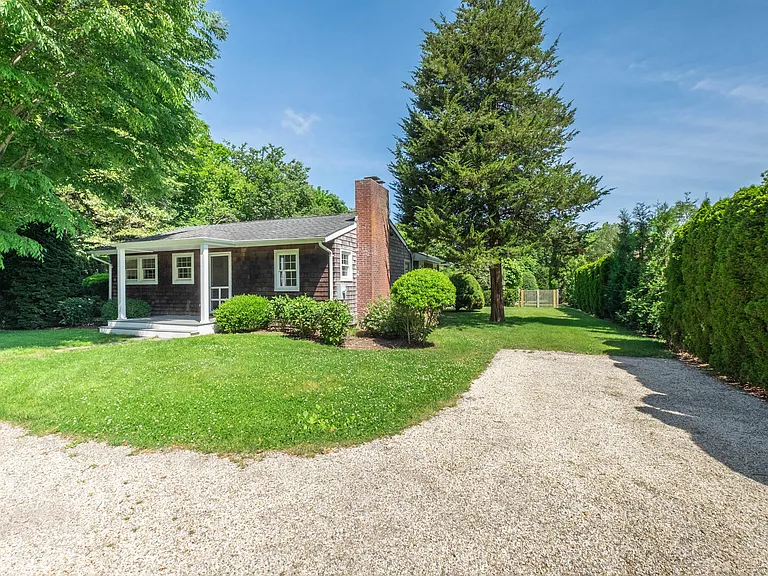 241 Pantigo Rd — Photo 39