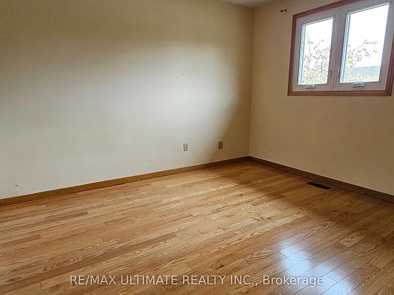 1282 Dexter Cres #MAIN FLOOR — Photo 21