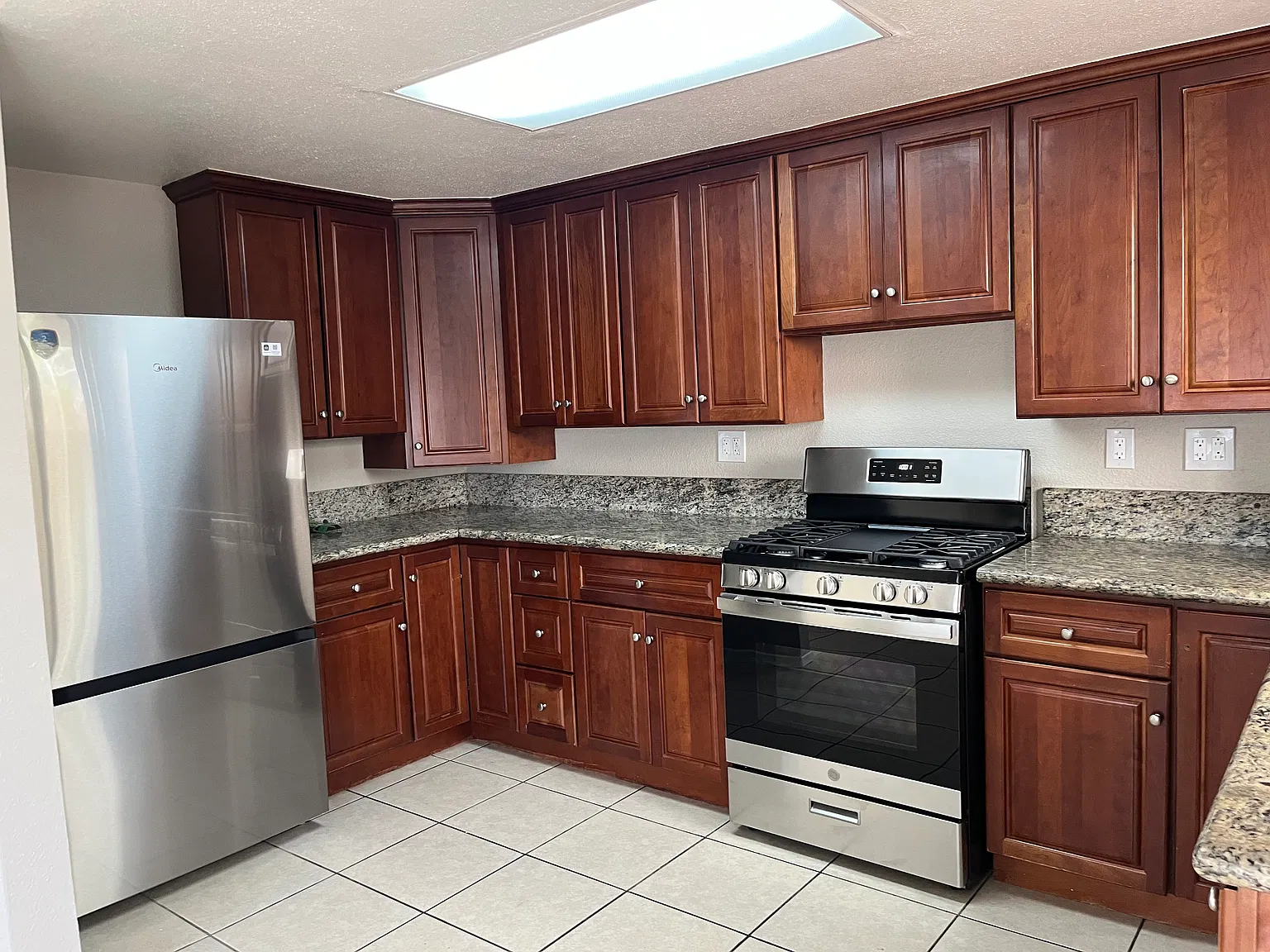4 bed, 1930 sqft, $3,975 — Photo 2