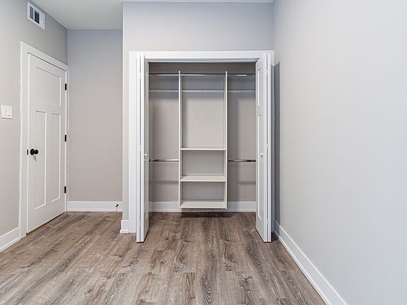 3rd image of 4178 N Clarendon Ave Floor 2