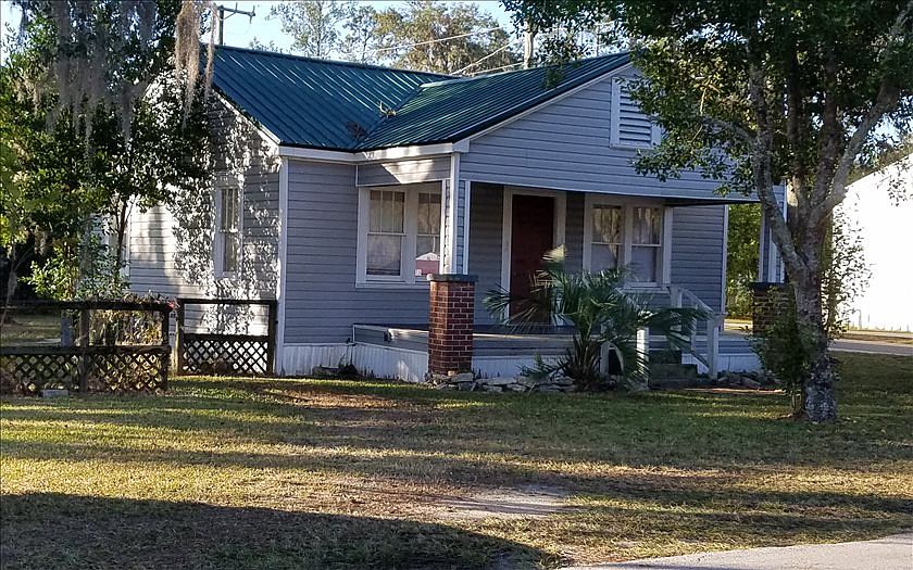 1st image of 810 SE Saint Johns St