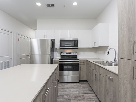 2nd image of 815 N 15th Pl #16907703