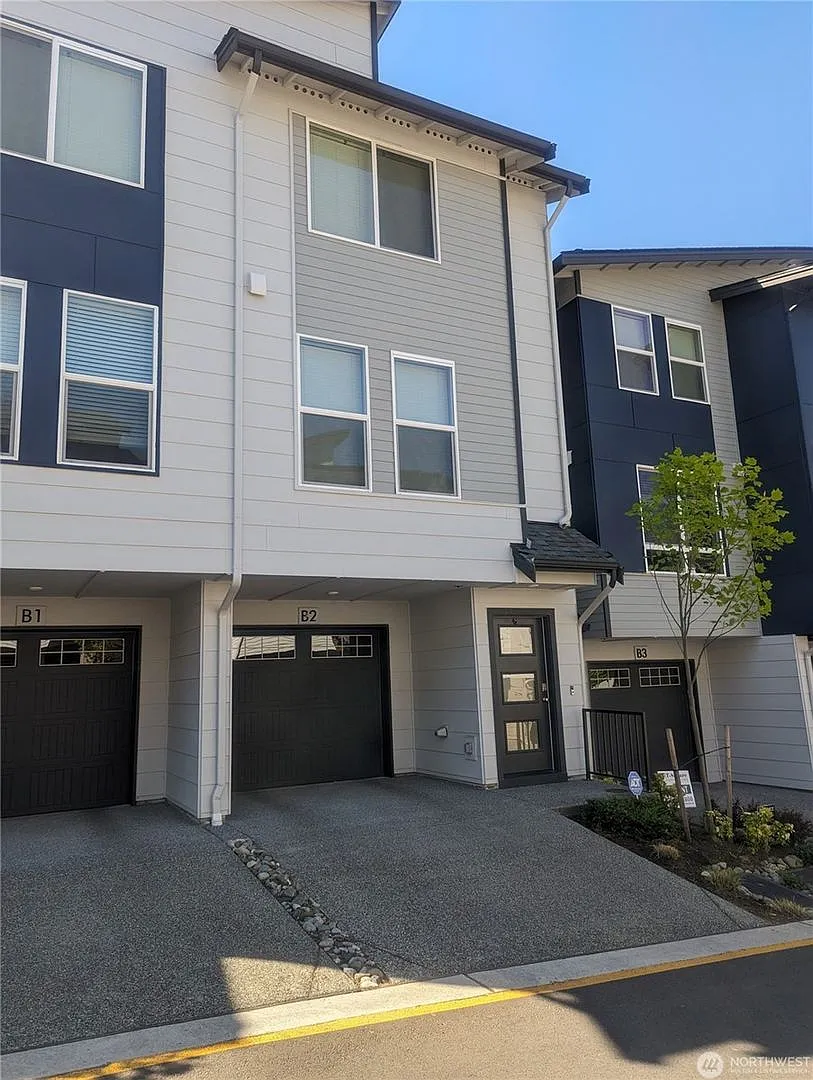 3bd/2.5ba Lynnwood Townhome — Photo 1