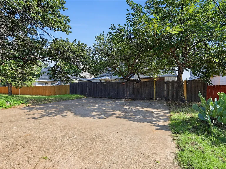 1910 W Sanford St #A — Photo 14