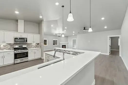 740 6th Ave — Photo 3