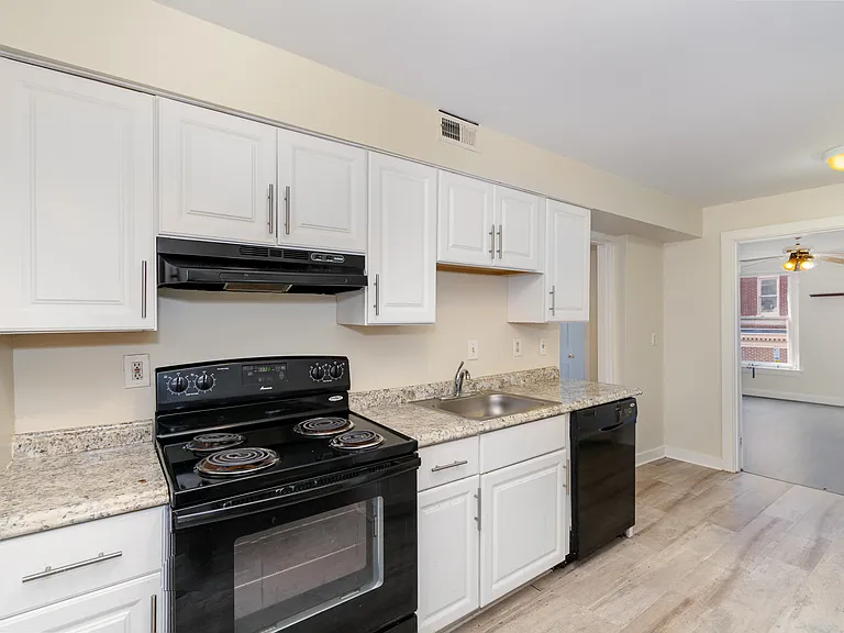 677 Washington Blvd #B — Photo 3