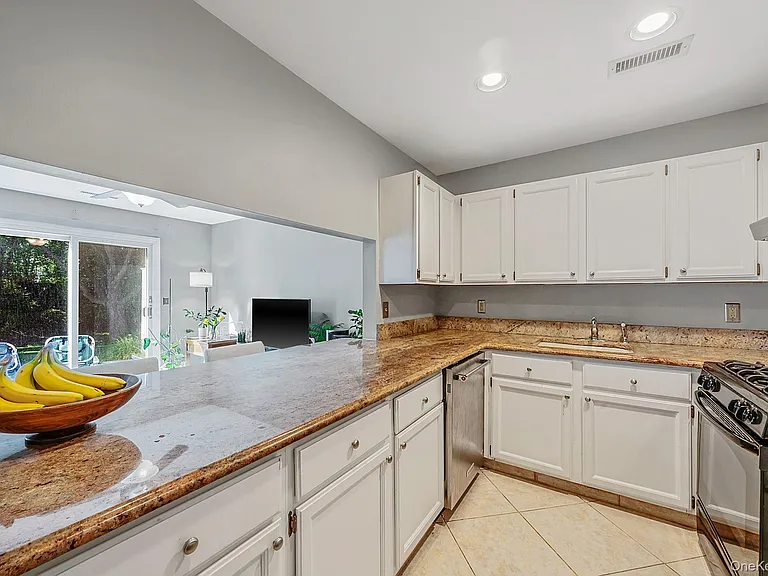 908 Sara Cir — Photo 6