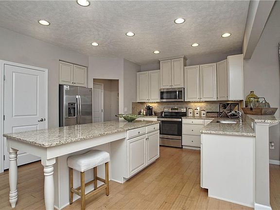 3rd image of 649 U S Grant St