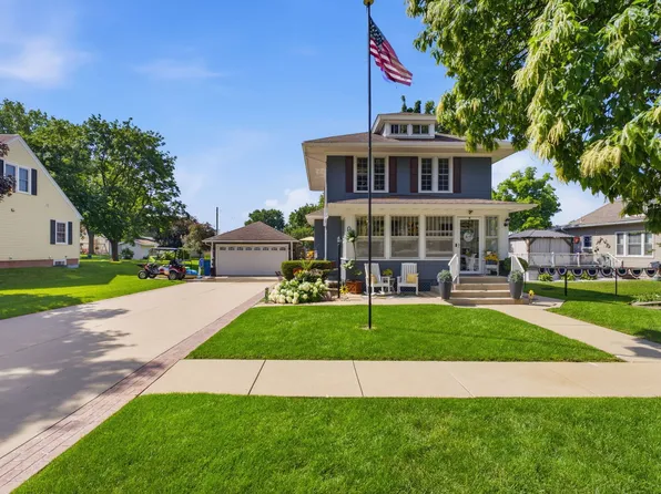 919 8th St, De Witt, IA 52742
