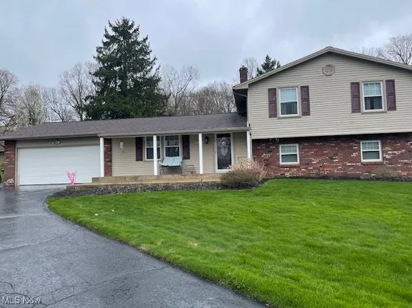 1466 White Oak Dr NE, Warren, OH 44484