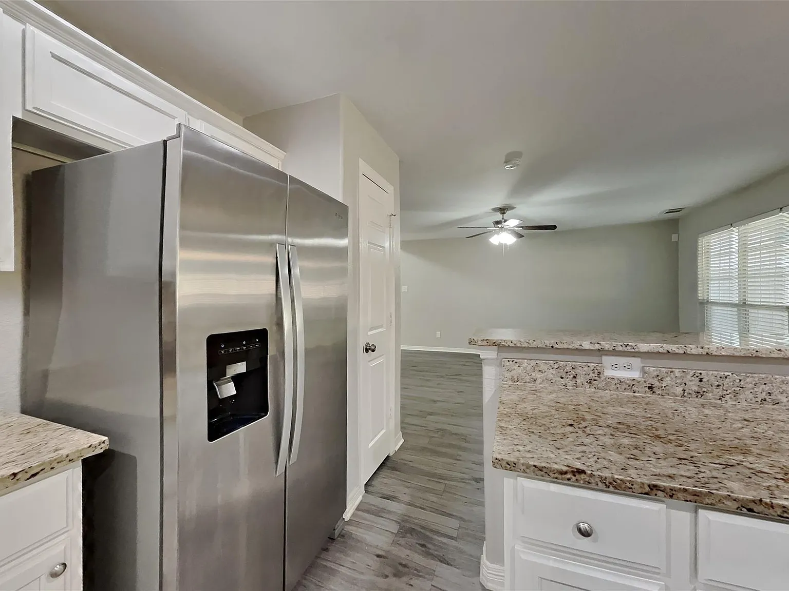 3 bed, 2.5 bath, 1942 sqft, $2,125 — Photo 4