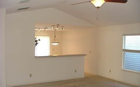 Entertain guests in the familyroom from the kitchen!