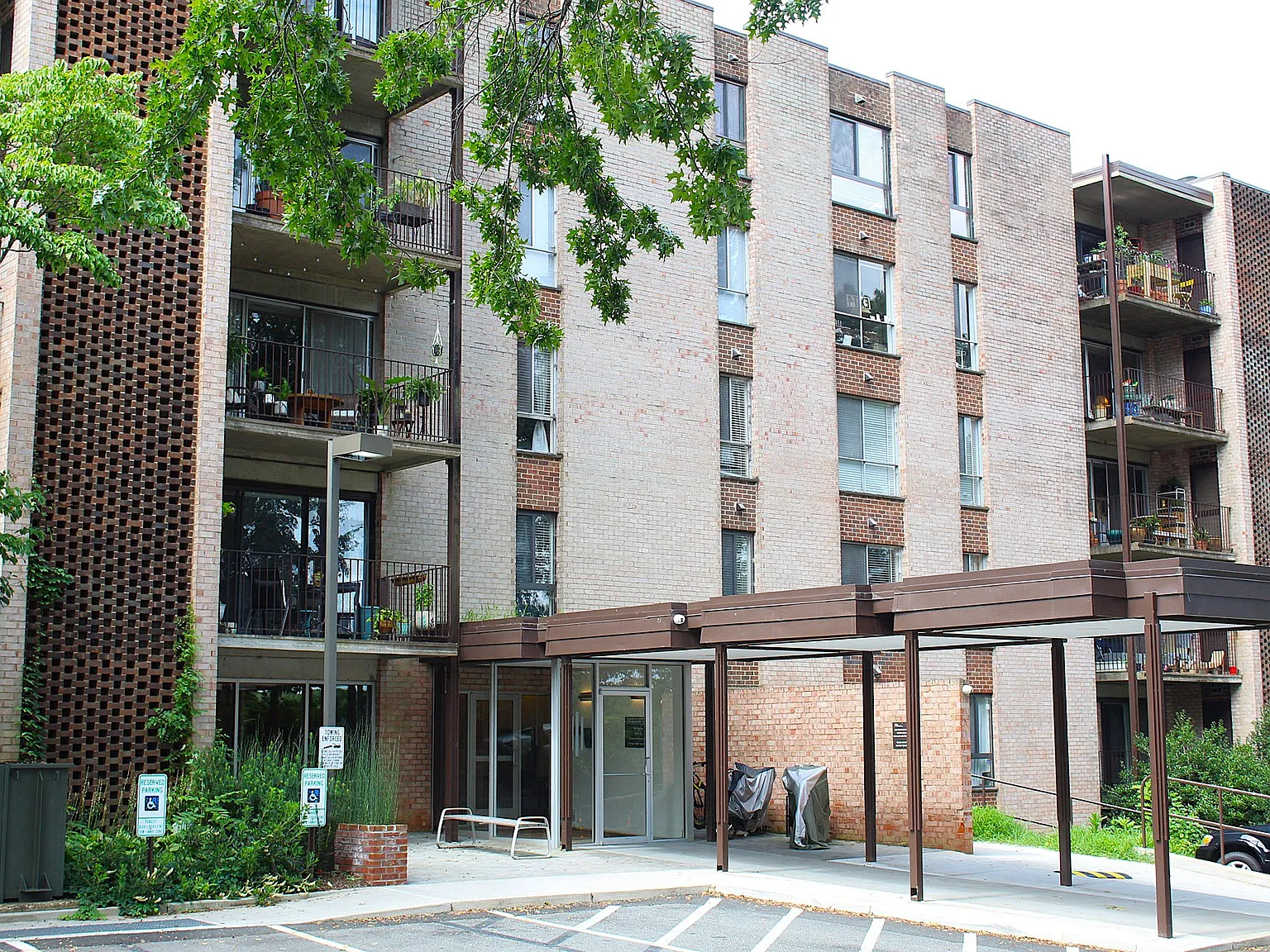 2 bed, 835 sqft, $1,700 — Photo 2