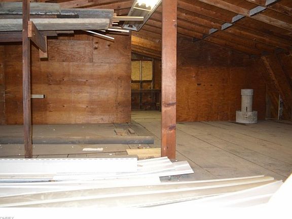 4th image of 2716 Hermit Ave