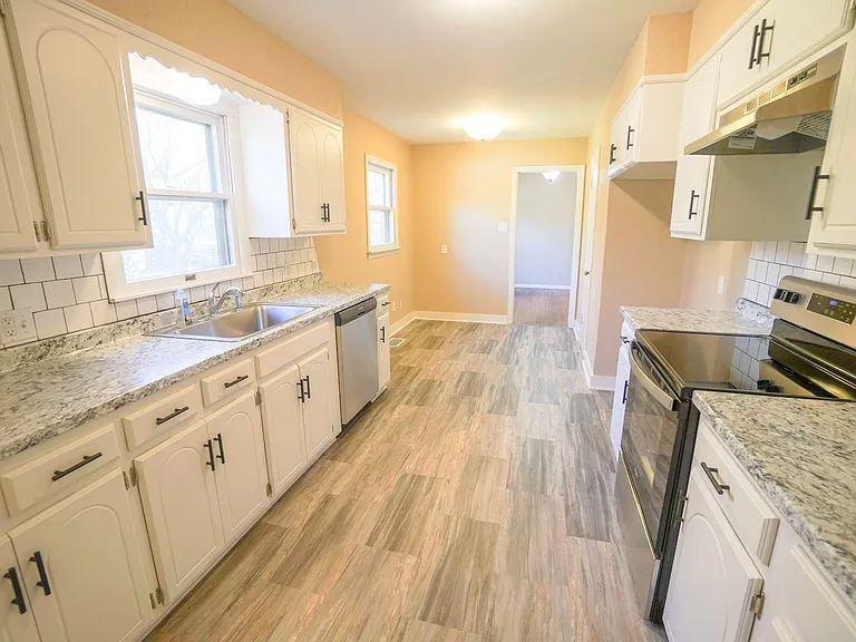 1131 W Brooks St — Photo 4