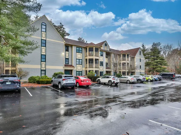 3 Bartemus Trail #207, Nashua, NH 03063