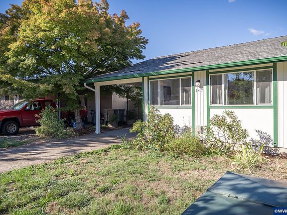 3rd image of 147 SW Wake Robin Ave