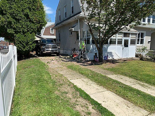 2nd image of 48 Maple St