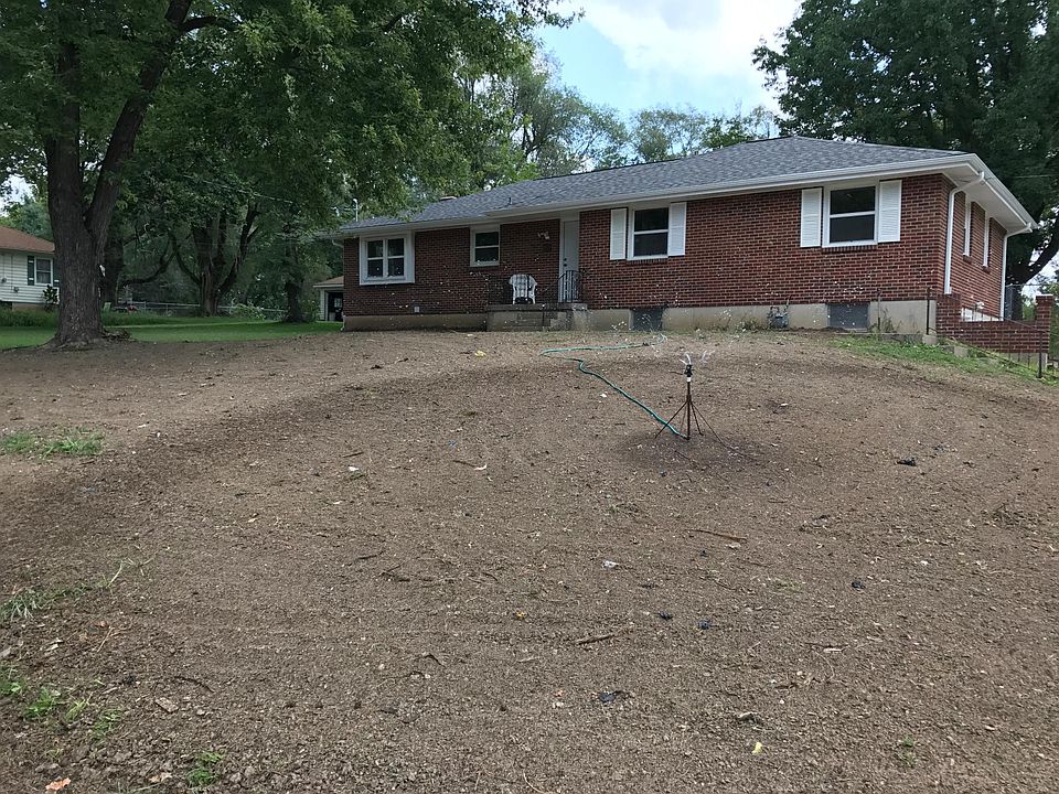 Front yard prior to grass. Has grass now.