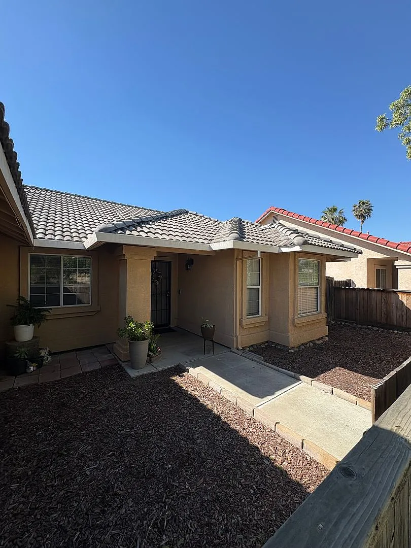 1st Months Half Off! Available Now!! Beautiful & Spacious 4 Bedroom Home! — Photo 4