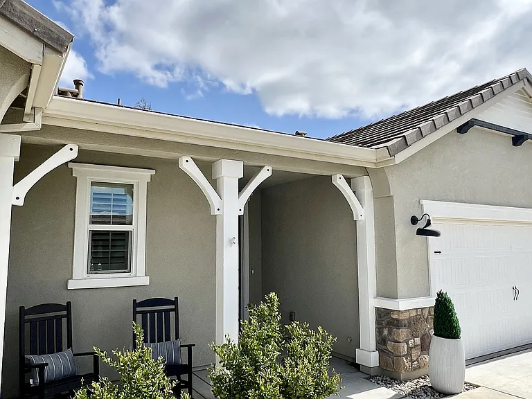 4216 Whitethorn Dr — Photo 2