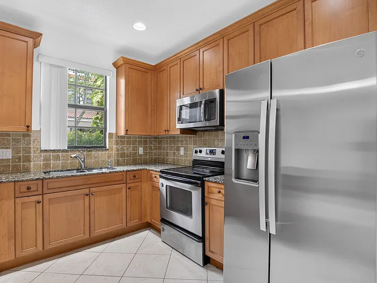 14 E Astor Cir #E — Photo 2