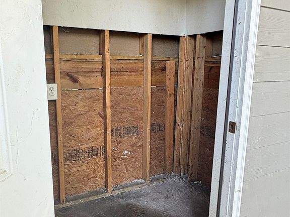 5th image of 4410 Greenwood Ln