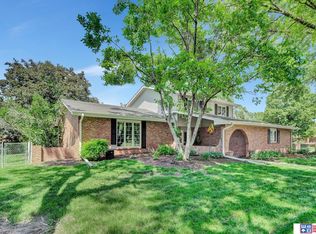 6820 Rexford Dr, Lincoln, NE 68506