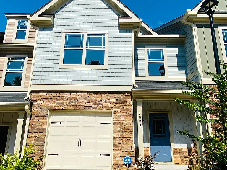 1095 N Village Dr — Photo 2