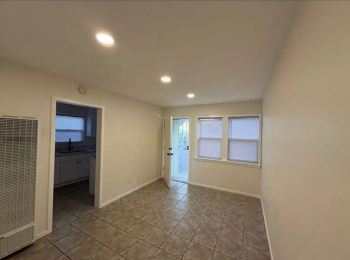 Building Photo - 731 Vernon Dr #1/2