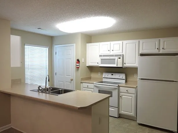 3 bed, 2.0 bath, 1448 sqft, $2,115 — Photo 2