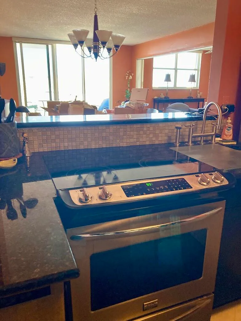 1 bed, 2.0 bath, 983 sqft, $4,000 — Photo 4