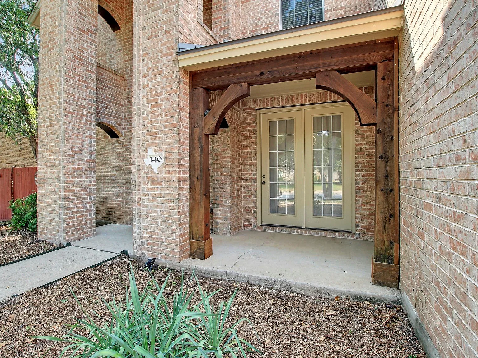 4 bed, 3.5 bath, 3277 sqft, $2,995 — Photo 2