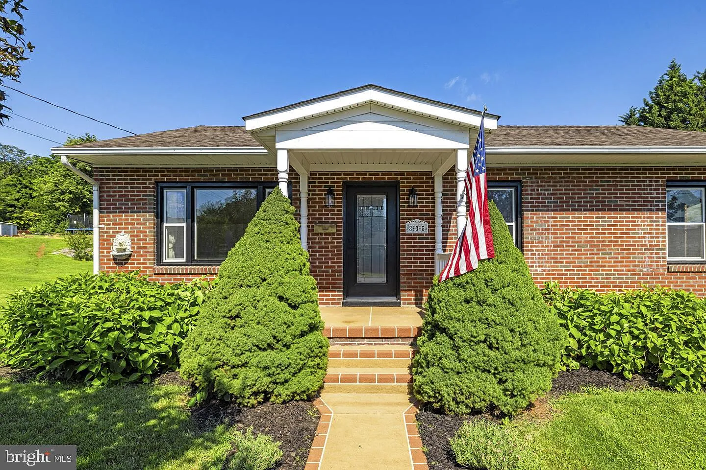 3 bed, 1.0 bath, 1474 sqft, $2,100 — Photo 4