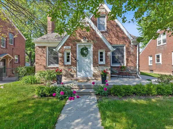 1748 Allard Ave, Grosse Pointe Woods, MI 48236