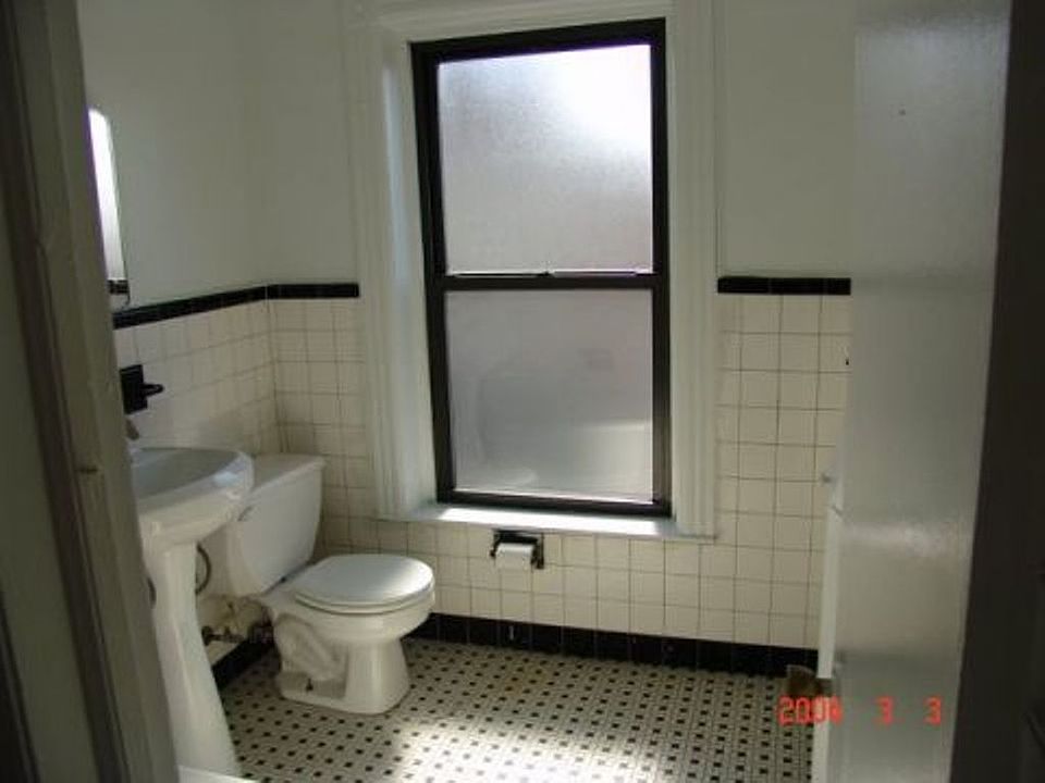 2nd image of 914 President St APT 4