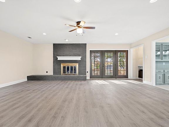 4th image of 2913 Club Hill Dr