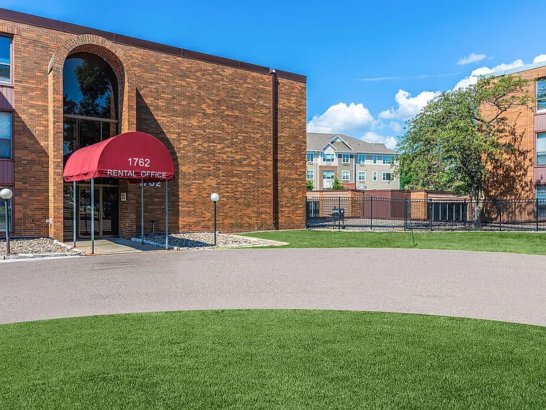 Holiday Acres Apartments — Photo 15